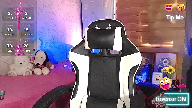 Snapshot of TssluttyNikka chatting on April 2026 07:47:01 AM TssluttyNikka online show from April 2026 07:47:01 AM