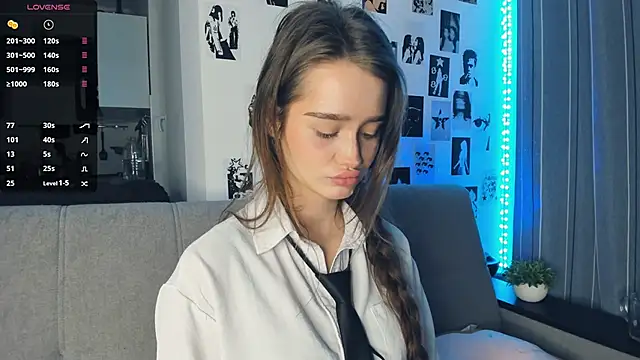 Snapshot of lovelyalivia chatting on November 2025 09:32:01 AM lovelyalivia online show from November 2025 09:32:01 AM