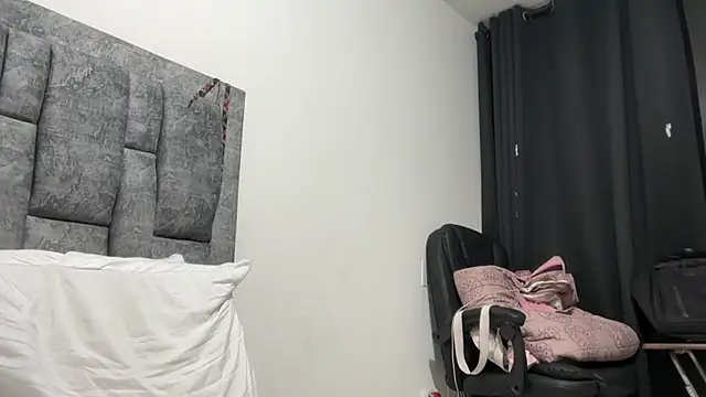 Snapshot of Sophia_copper chatting on October 2025 03:12:02 AM Sophia copper online show from October 2025 03:12:02 AM