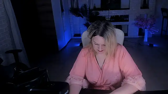 Snapshot of MariemLui chatting on October 2025 11:00:02 AM MariemLui online show from October 2025 11:00:02 AM