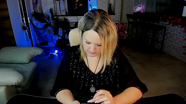 Snapshot of MariemLui chatting on October 2025 12:22:02 PM MariemLui online show from October 2025 12:22:02 PM