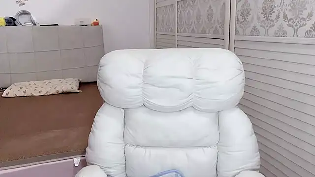 Snapshot of Holiland chatting on October 2025 12:43:01 AM Holiland online show from October 2025 12:43:01 AM