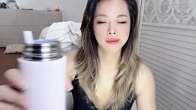 Snapshot of Holiland chatting on October 2025 12:33:02 AM Holiland online show from October 2025 12:33:02 AM