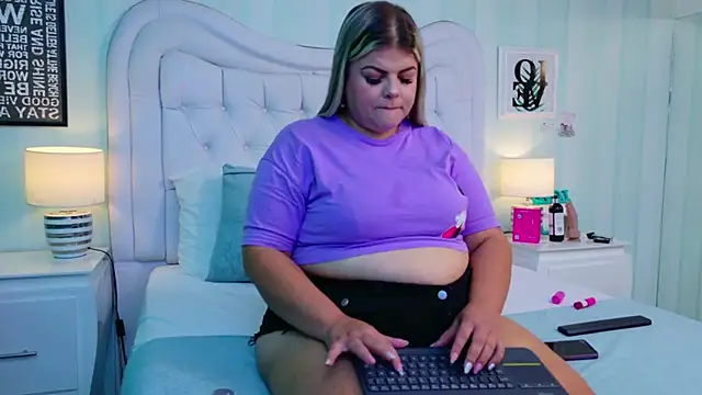 Snapshot of KiimBrooks chatting on December 2025 11:06:02 AM KiimBrooks online show from December 2025 11:06:02 AM