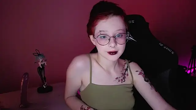 Snapshot of AmityBlightt chatting on September 2025 10:44:02 PM AmityBlightt online show from September 2025 10:44:02 PM