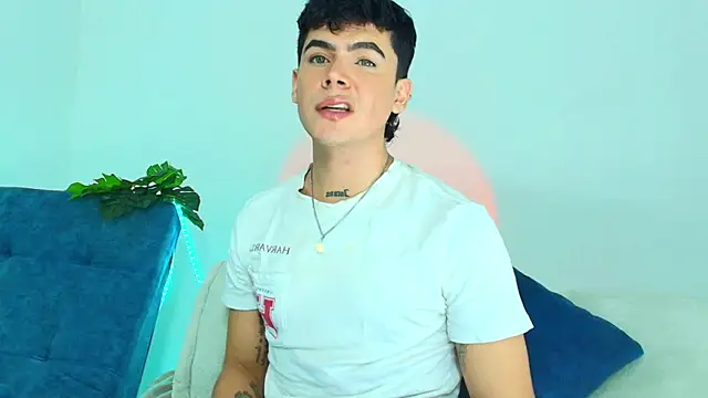 CamiiGuzmanX online show from November 2025 06:52:02 PM