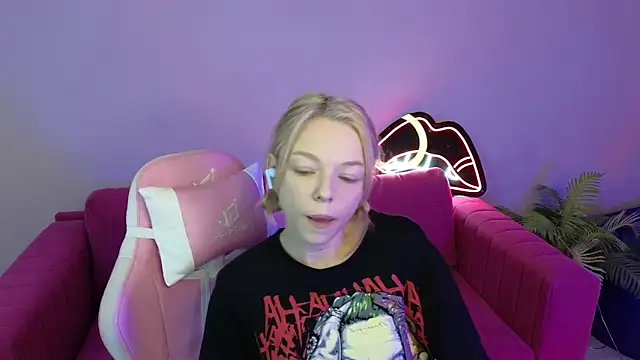 MillaHolt online show from September 2025 01:38:02 AM