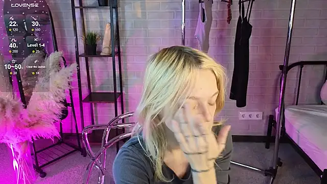 MillaHolt online show from September 2025 08:19:01 AM