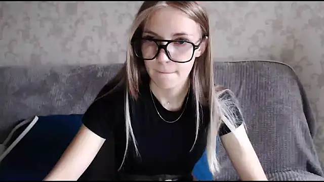 Snapshot of HitGyrl chatting on October 2025 02:07:01 AM HitGyrl online show from October 2025 02:07:01 AM