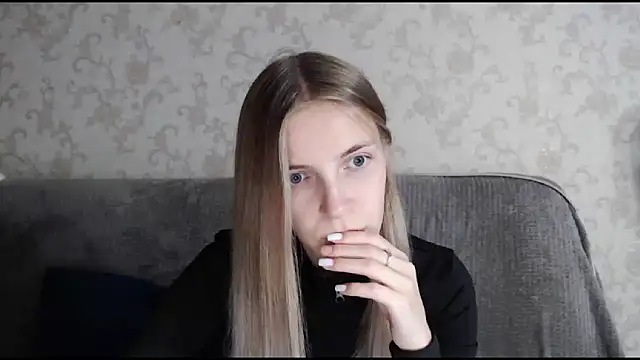 Snapshot of HitGyrl chatting on October 2025 01:03:01 AM HitGyrl online show from October 2025 01:03:01 AM