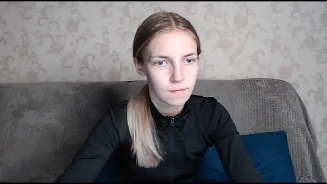 Snapshot of HitGyrl chatting on October 2025 01:03:02 AM HitGyrl online show from October 2025 01:03:02 AM