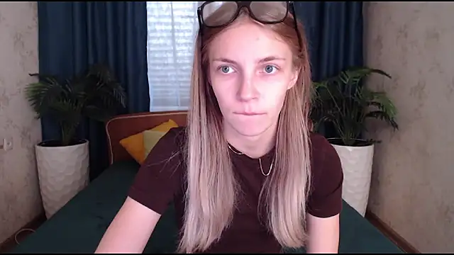 Snapshot of HitGyrl chatting on October 2025 08:01:01 AM HitGyrl online show from October 2025 08:01:01 AM