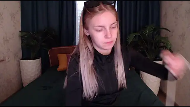 Snapshot of HitGyrl chatting on October 2025 08:25:02 AM HitGyrl online show from October 2025 08:25:02 AM