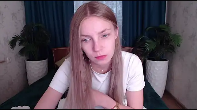 Snapshot of HitGyrl chatting on October 2025 08:05:02 AM HitGyrl online show from October 2025 08:05:02 AM