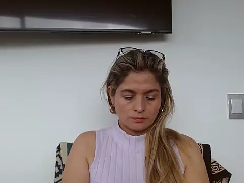 Snapshot of linda-mature43 chatting on October 2025 03:03:02 PM linda-mature43 online show from October 2025 03:03:02 PM