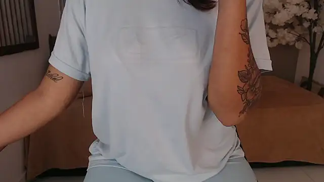 Michellee 20 online show from October 2025 01:09:01 PM