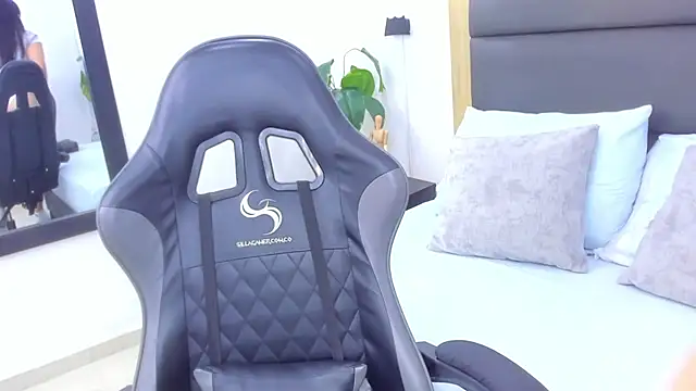 anagil  online show from December 2025 07:19:02 PM