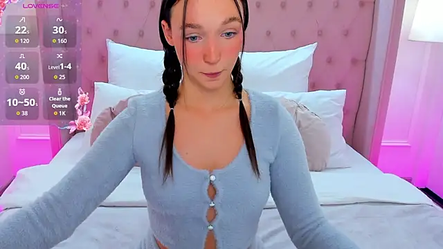 LuisaVee online show from December 2025 08:38:01 PM