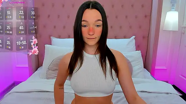 LuisaVee online show from February 2026 01:26:02 PM