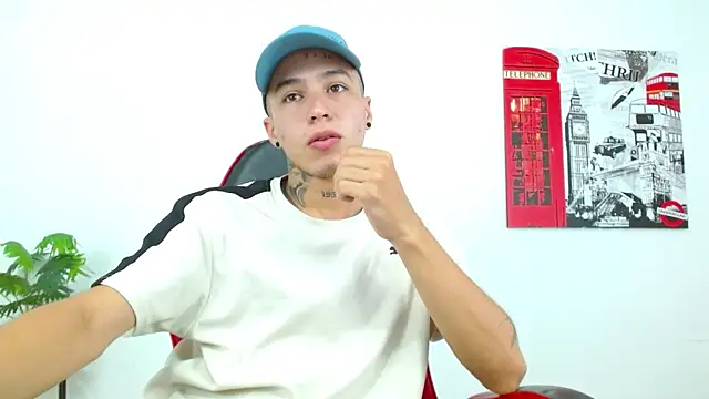 Cumandres18 online show from May 2026 03:18:02 PM
