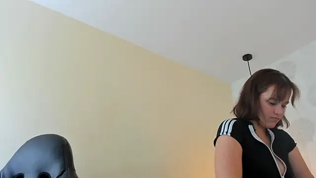GIANAMILLER6 online show from June 2026 12:10:01 PM