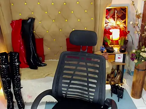 UrQueenDomCumTS online show from May 2026 02:19:01 AM