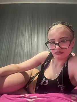 Larra69 online show from June 2026 04:39:02 PM