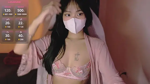 Phuong Bee online show from October 2025 01:20:02 PM