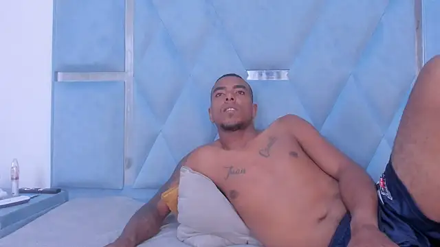 Snapshot of DaylesAndHarry chatting on December 2025 12:25:02 PM DaylesAndHarry online show from December 2025 12:25:02 PM