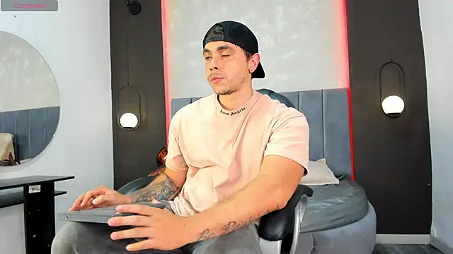 Snapshot of Liam_walk_ chatting on September 2025 10:35:02 PM Liam walk online show from September 2025 10:35:02 PM