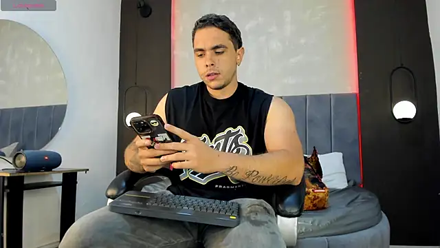 Snapshot of Liam_walk_ chatting on October 2025 07:11:02 PM Liam walk online show from October 2025 07:11:02 PM