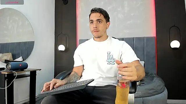 Snapshot of Liam_walk_ chatting on October 2025 10:31:01 PM Liam walk online show from October 2025 10:31:01 PM