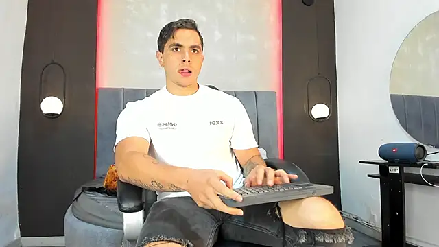 Snapshot of Liam_walk_ chatting on October 2025 07:25:02 PM Liam walk online show from October 2025 07:25:02 PM