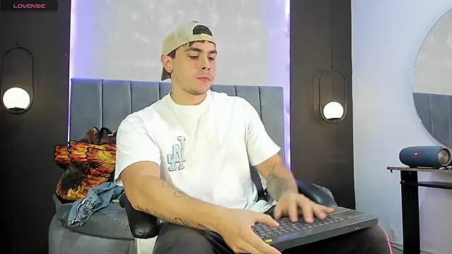 Snapshot of Liam_walk_ chatting on October 2025 11:07:01 PM Liam walk online show from October 2025 11:07:01 PM