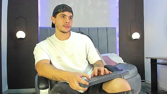 Snapshot of Liam_walk_ chatting on November 2025 09:57:02 PM Liam walk online show from November 2025 09:57:02 PM