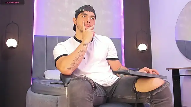 Snapshot of Liam_walk_ chatting on November 2025 08:08:01 PM Liam walk online show from November 2025 08:08:01 PM