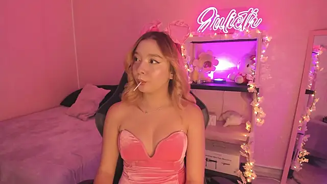 Snapshot of JuliethMoss chatting on February 2026 07:43:01 PM JuliethMoss online show from February 2026 07:43:01 PM