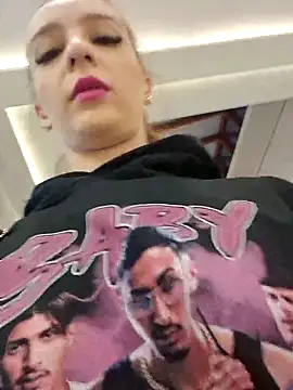 Snapshot of MoonedByEva chatting on October 2025 04:09:01 PM MoonedByEva online show from October 2025 04:09:01 PM