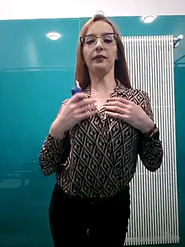 Snapshot of MoonedByEva chatting on October 2025 12:27:02 PM MoonedByEva online show from October 2025 12:27:02 PM