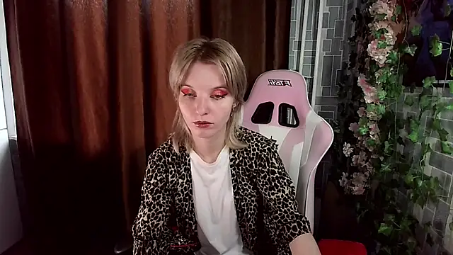 Snapshot of Madelaineses chatting on May 2026 02:27:01 AM Madelaineses online show from May 2026 02:27:01 AM