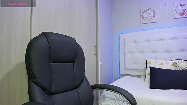 andrea  hills online show from October 2025 07:03:01 PM