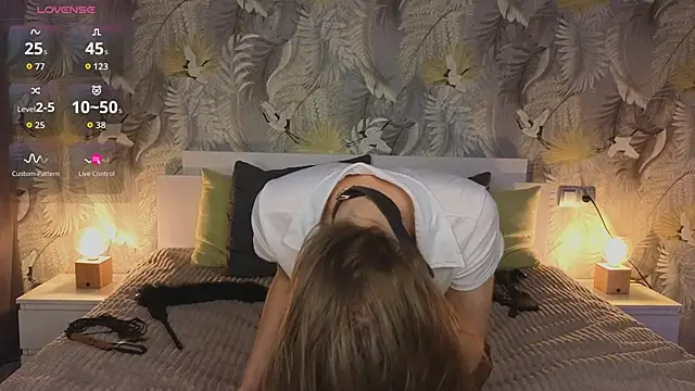 Snapshot of EllieSugar chatting on October 2025 03:40:01 AM EllieSugar online show from October 2025 03:40:01 AM