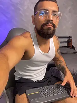 Snapshot of vincentjaxon chatting on April 2026 05:05:02 PM vincentjaxon online show from April 2026 05:05:02 PM