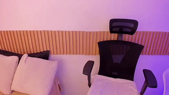 Snapshot of OliviaSweett chatting on October 2025 08:16:02 PM OliviaSweett online show from October 2025 08:16:02 PM