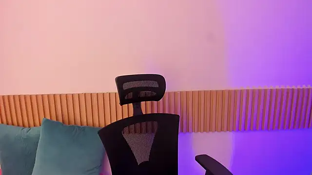 Snapshot of OliviaSweett chatting on October 2025 06:53:01 PM OliviaSweett online show from October 2025 06:53:01 PM