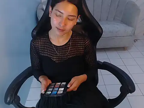 victoria hernandez t  online show from May 2026 01:37:02 PM