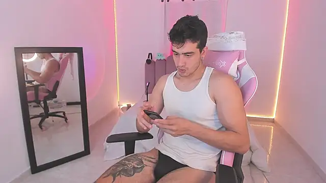 CamCumBoy online show from December 2025 08:45:01 AM