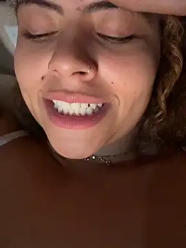 Chloe Leaozinho online show from May 2026 11:23:04 PM