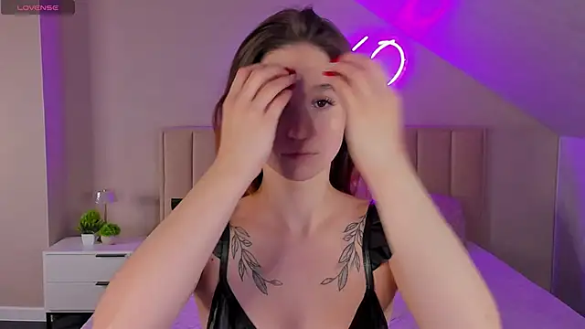 Eva Hollowey online show from October 2025 09:08:02 AM