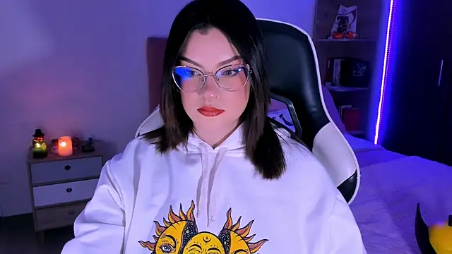 Snapshot of OphelianaRose33 chatting on October 2025 10:56:01 PM OphelianaRose33 online show from October 2025 10:56:01 PM